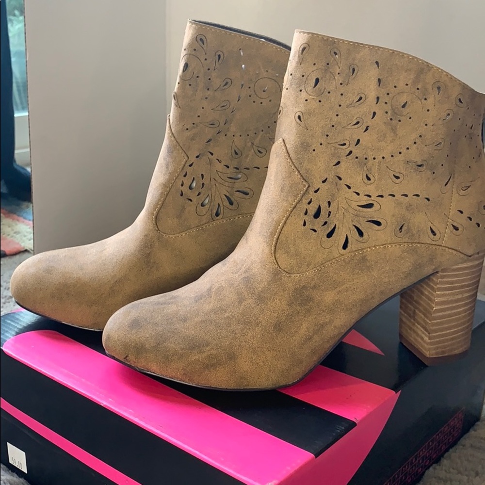 Michael Antonio Wheat color boots size 9